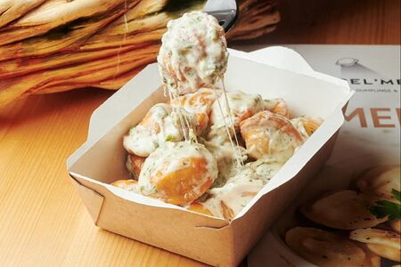 Жареные пельмени из индейки с базиликом и пармезаном