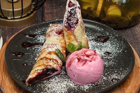 Штрудель с вишней