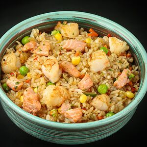 Рис с лососем и креветками в сливочном соусе