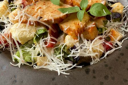 Цезарь с теплым цыплёнком и соусом том ям hot