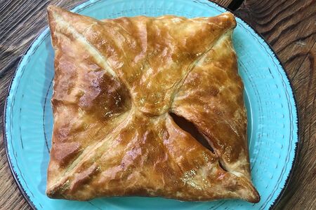 Слойка с беконом и сулугуни