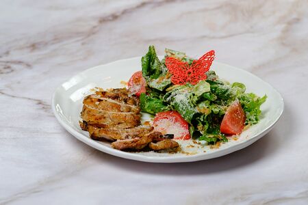 Теплый салат с куриным бедром на гриле