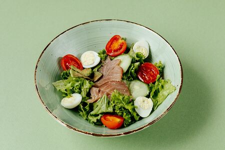 Салат с копченым тунцом 