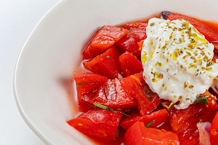 Салат из сладких томатов со страчателлой