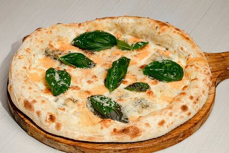 Пицца Четыре сыра со сливочным соусом