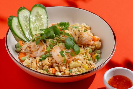 Жареный рис с креветками