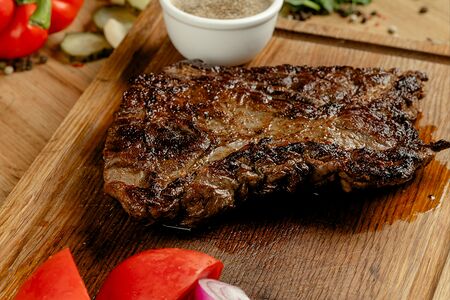 Стейк Мачете с томатами, луком и перечным соусом