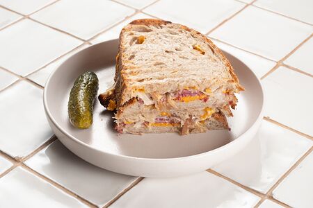 Гриль-чиз пастрами и квашеная капуста