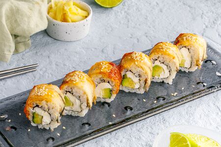 Ролл Филадельфия с угрем