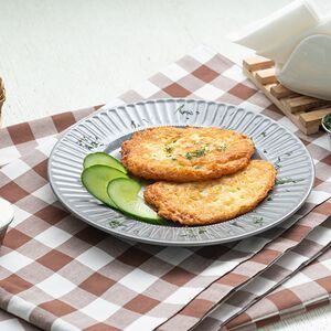 Драники с картофелем и тёртым сыром со сметаной