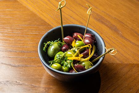 Теплые оливки в ароматном масле