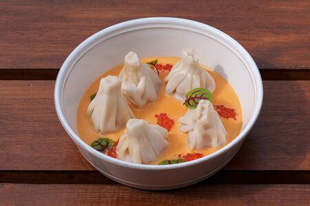 Патара хинкали с креветка в соусе том ям