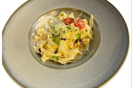 Феттуччине с белыми грибами и тёртым сыром пармезан