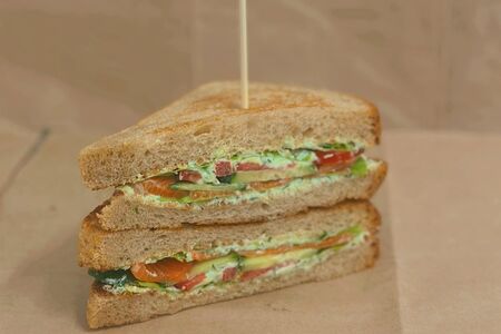 Сэндвич со слабосолёной форелью 