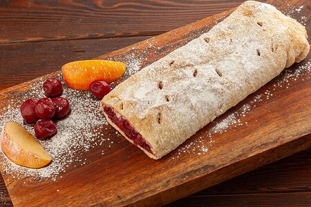 Штрудель с яблоком и вишней