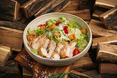 Салат Цезарь с курицей