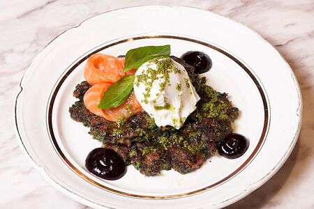 Иранские оладушки (кю кю) с лососем и яйцом пашот