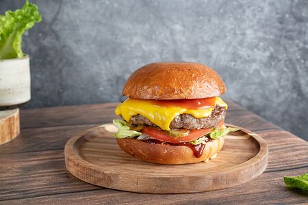 С говяжьей котлетой