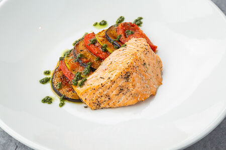 Дикая форель с овощным рататуем