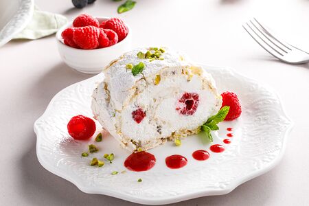 Фисташковый рулет с малиной