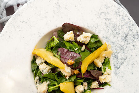 Тёплый салат с карамелизованной грушей и сыром дорблю