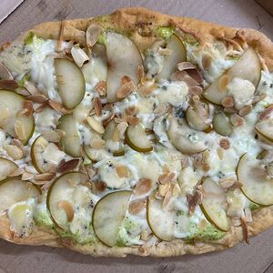 Римская Пицца с грушей и горгонзолой