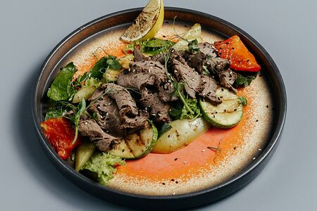Салат с ростбифом и овощами гриль