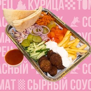 Шаверма на тарелке с фалафелем 