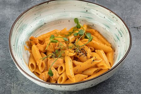 Пенне с лососем