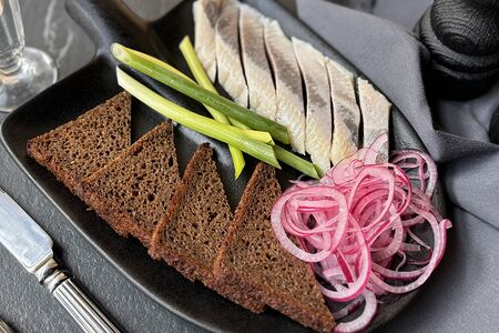 Селедка с луком и бородинским хлебом