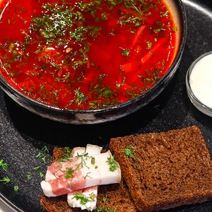 Борщ с говядиной, гренками и салом