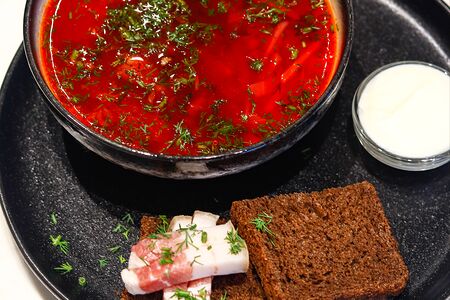 Борщ с говядиной, гренками и салом