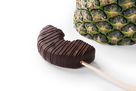 Ананас в темном шоколаде 
