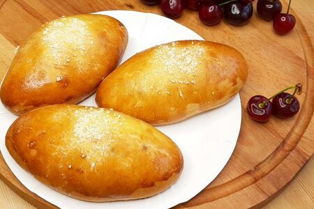 Пирожок с вишней