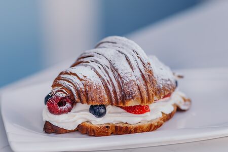 Круассан с ягодами