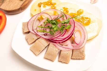 Сельдь по-домашнему с маринованным луком и зерновой горчицей