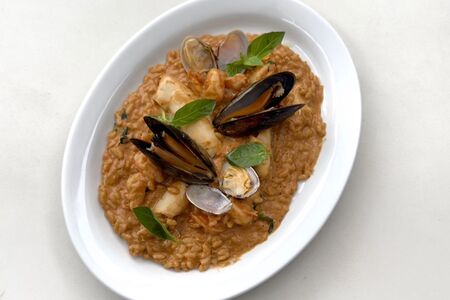 Ризотто с морепродуктами с соусом из черного чеснока