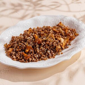 Гречка с сезонными грибами и жареным луком