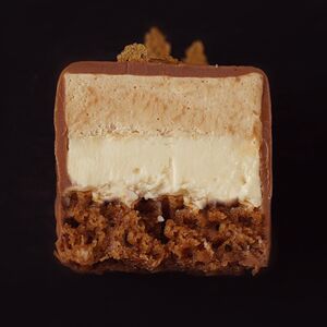 Муссовое пирожное Фундук-карамель 