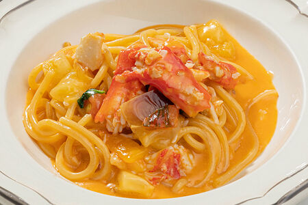 Спагетти с крабом и томатами