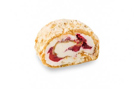 Меренговый рулет с вишней и фисташкой