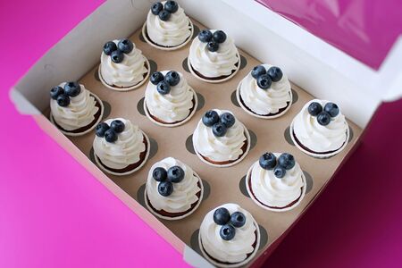 Капкейки белые с голубикой 