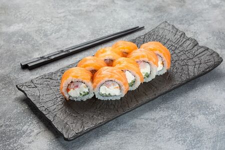 Ролл лосось со сливочным крабом