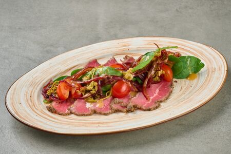 Ростбиф из говядины с маринованным луком