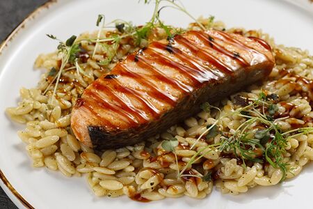 Стейк из лосося с пастой орзо