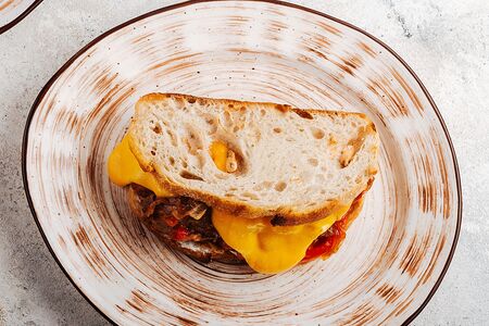 Сэндвич с ростбифом и шампиньонами