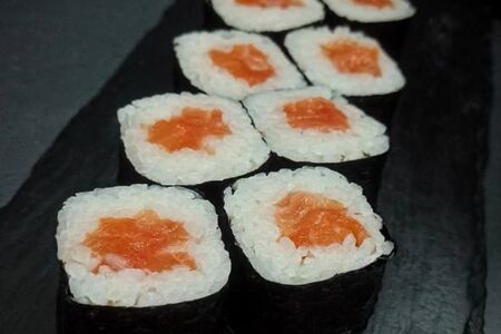Ролл с лососем