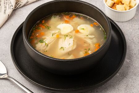 Куриный суп с домашней лапшой с сухариками