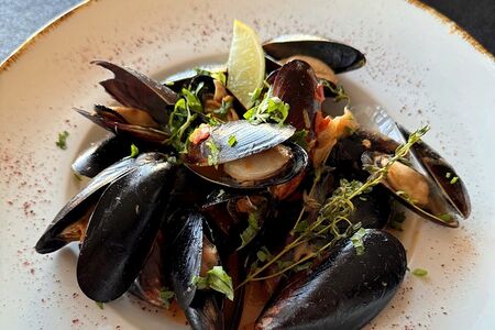 Мидии Том ям с хрустящими гренками