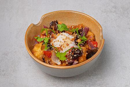 Цыплёнок с грибами на рисе